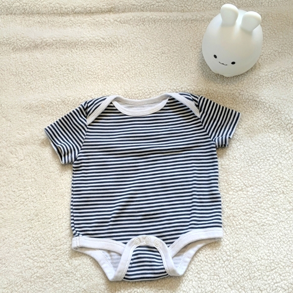 Four pack baby bodysuits, short sleeve, blue theme, various brands - Picture 8 of 9